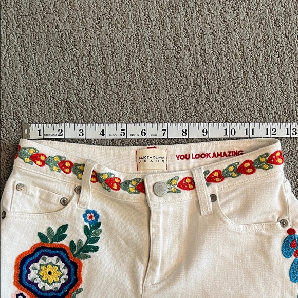 🩷 Alice + Olivia White Embroidered Jean Shorts - Picture 4 of 11